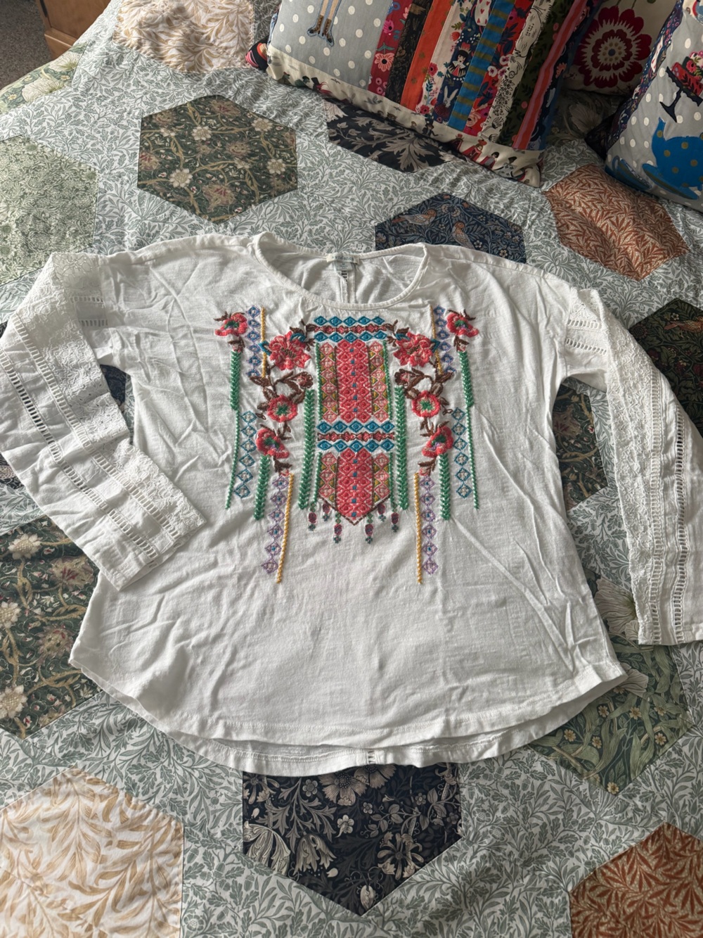 Sundance Garden Beauty White Floral Embroidered Long Sleeve Curved Hem Tee Sz M - Picture 2 of 9